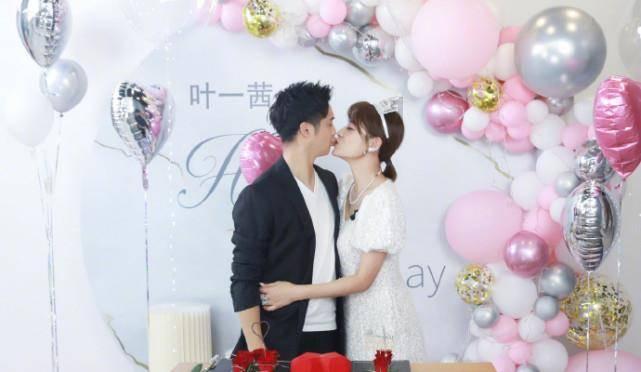 视频 | 董宇辉回东方甄选直播间，紧抱俞敏洪痛哭：希望大家都好